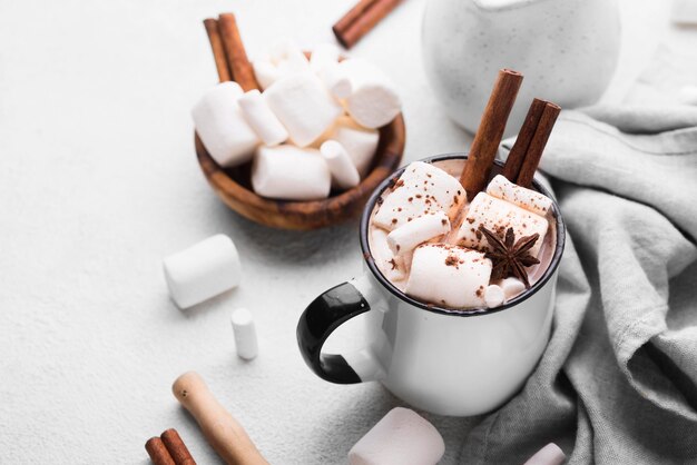 Bevanda calda di marshmallow sul tavolo