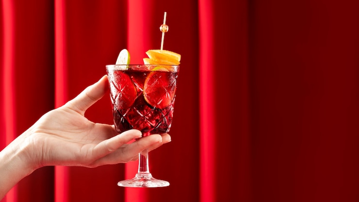 Foto gratuito bevanda della sangria della tenuta della mano di vista laterale