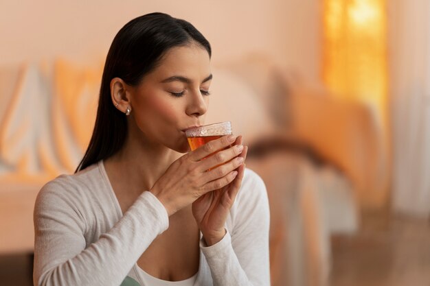 Bevanda della tenuta della donna del colpo medio