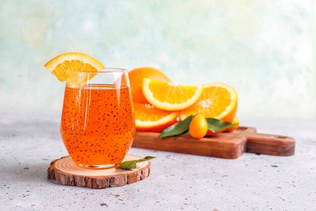 Bevanda di semi di basilico arancione.