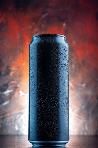 Bevanda energetica vista frontale in lattina su oscurità foto alcolica bevanda scura
