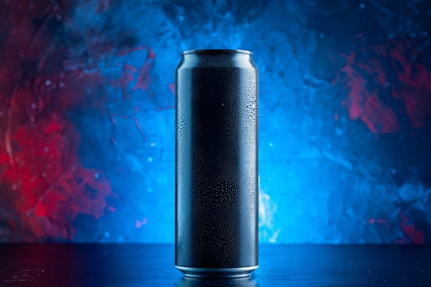Bevanda energetica vista frontale in lattina sull'oscurità alcolica bevanda blu