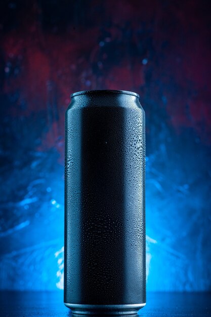 Bevanda energetica vista frontale in lattina sull'oscurità della foto dell'alcool della bevanda blu