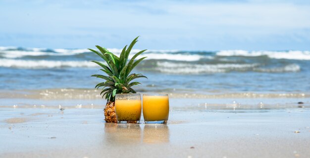 bevanda estiva fresca con ananas su una bellissima spiaggia