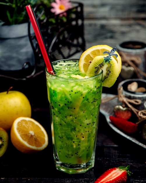 Bevanda fredda del kiwi e del limone sulla tavola