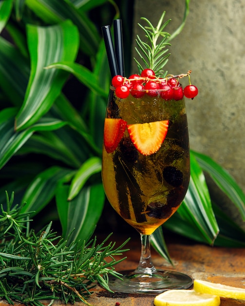 Bevanda fredda in un bicchiere con frutti di bosco