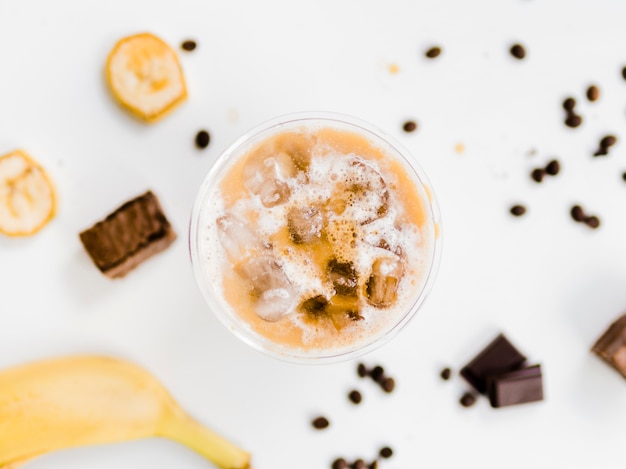 Bevanda ghiacciata alla banana e al cioccolato