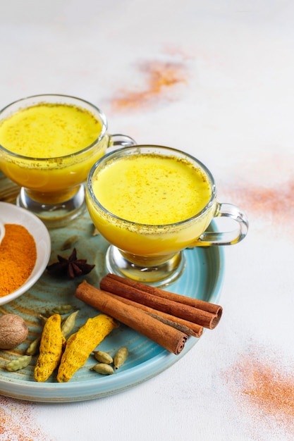 Bevanda indiana tradizionale curcuma latte dorato.