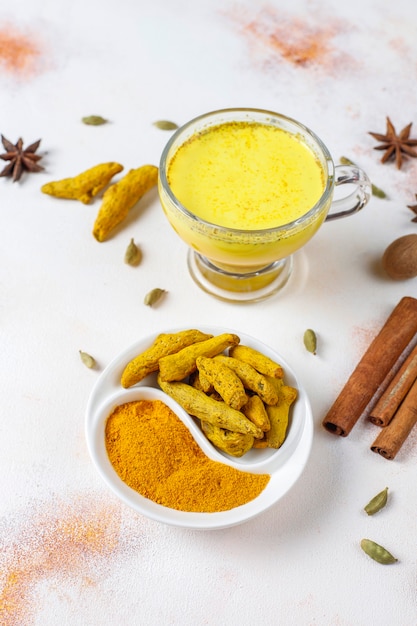 Bevanda indiana tradizionale curcuma latte dorato.