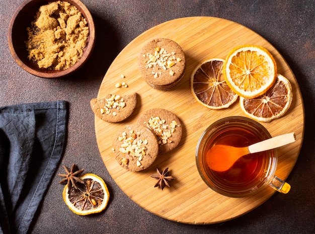 Bevanda invernale di tè con biscotti e limone