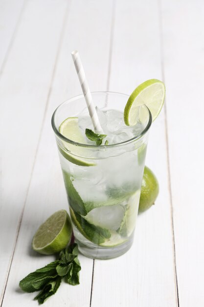 Bevanda Mojito con fette di lime