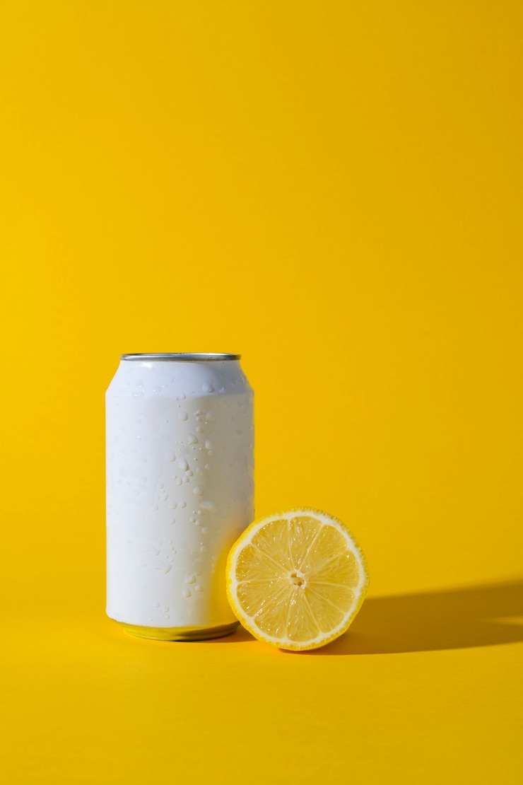 Foto gratuito bevanda rinfrescante con composizione di limone