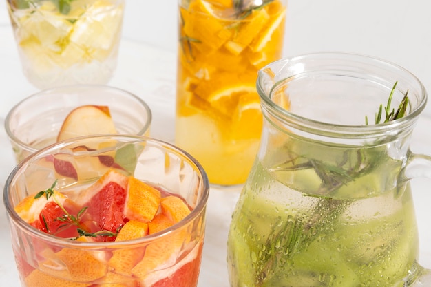 Bevande con sapore di frutta sul tavolo