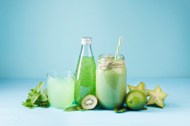Bevande di frullato verde vista frontale
