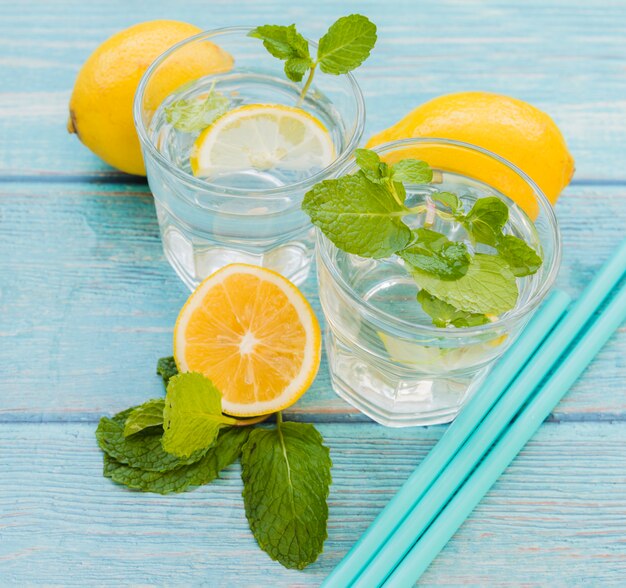 Bevande e cannucce alla menta limone