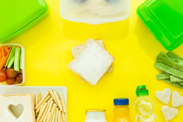 Bevande e cibo in giro per il pane tostato