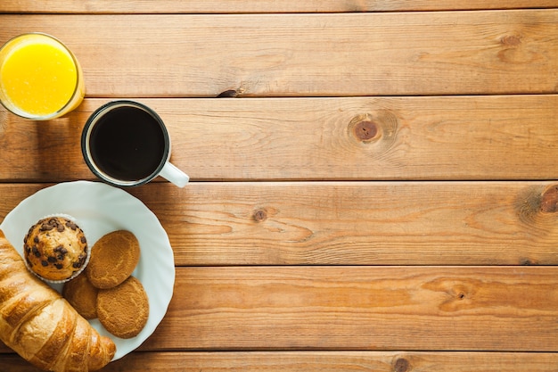 Bevande e pasticcini organizzati per la prima colazione