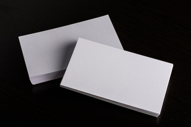 Bianco bianco Presentazione di biglietto da visita di identità aziendale su sfondo di legno