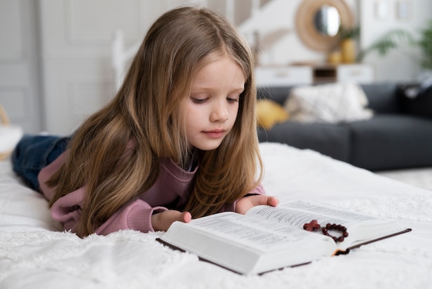 Bibbia della lettura della bambina del colpo pieno