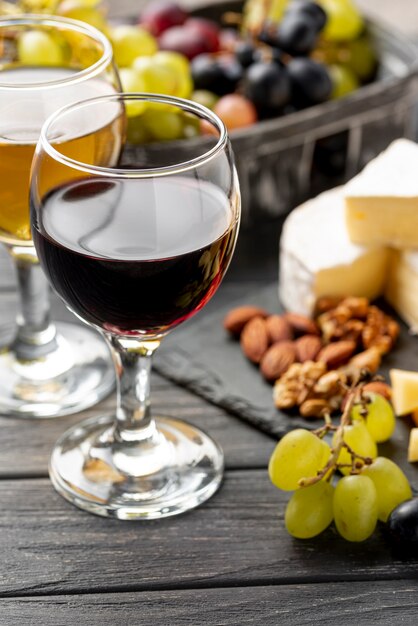 Bicchiere ad alto angolo con vino e snack per degustazione