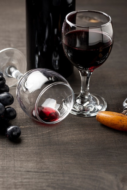 Bicchiere ad alto angolo con vino rosso