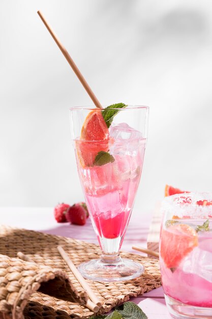 Bicchiere con bevanda al gusto di frutta fresca