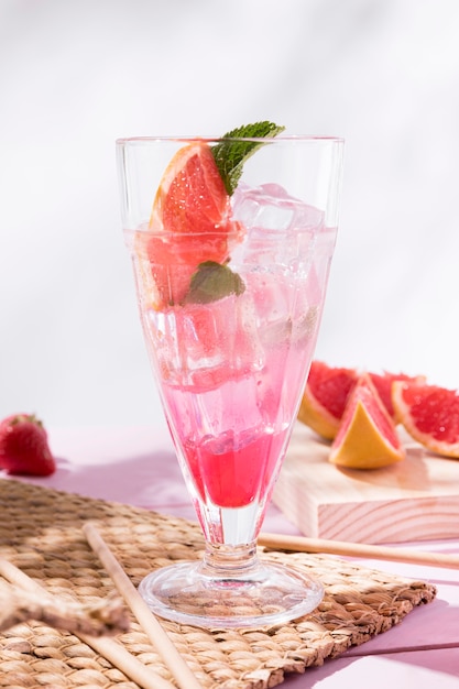 Bicchiere con bevanda di frutta fresca
