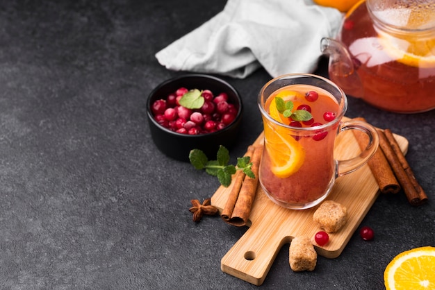 Bicchiere con tè dal sapore fruttato su tavola di legno