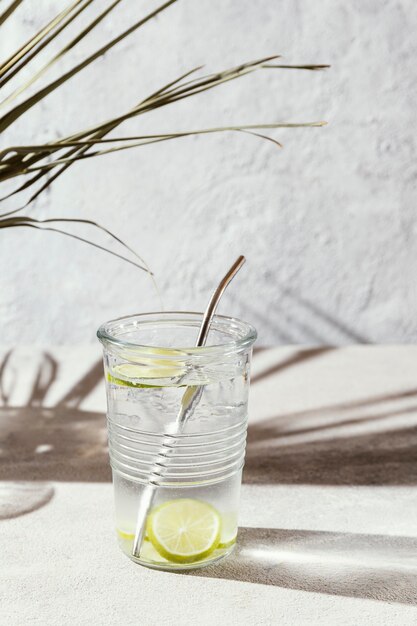 Bicchiere d'acqua con fette di limone sul tavolo