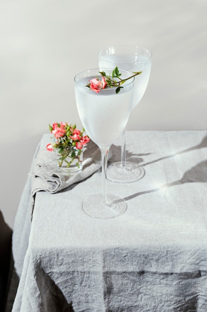 Bicchiere d'acqua con petali di fiori