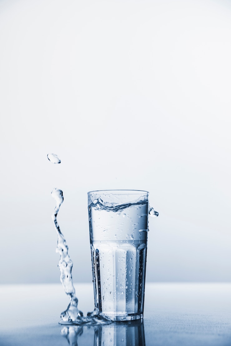 Foto gratuito bicchiere d&#39;acqua