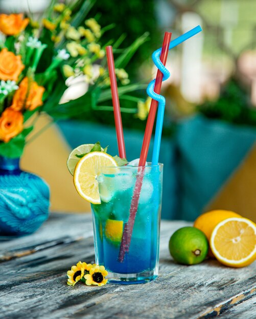 Bicchiere da cocktail blu con lime e limone