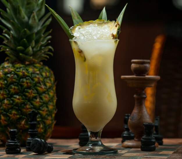 Bicchiere da cocktail ghiacciato dell'ananas su una scacchiera