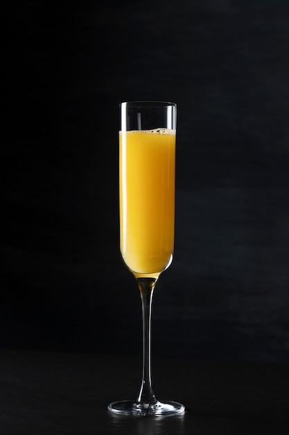 Bicchiere da cocktail Mimosa con sfondo scuro