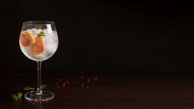 Bicchiere da cocktail rinfrescante con spazio di copia