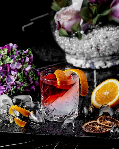 Bicchiere da cocktail rosso e bianco con scorza d'arancia
