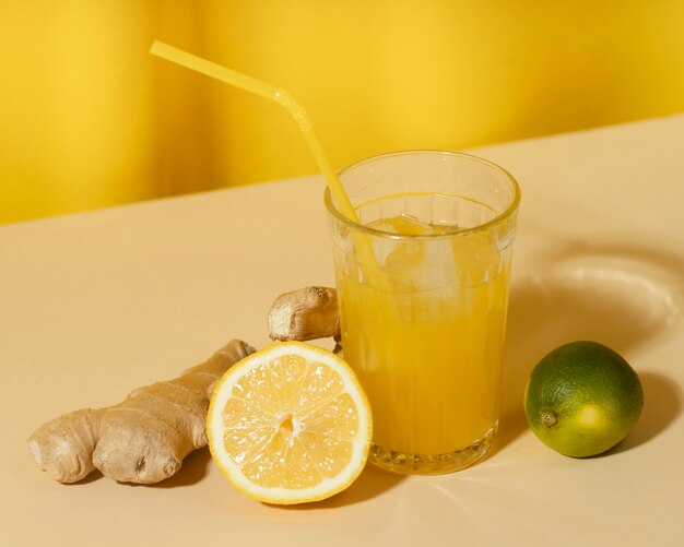 Bicchiere da limonata ad alto angolo