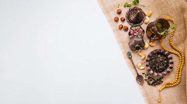 Bicchiere da tè con noci, erbe e perline