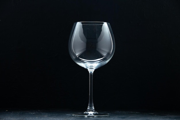 Bicchiere da vino vuoto vista frontale su sfondo scuro colore vino alcol celebrazione ristorante vacanza