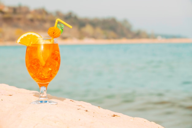 Bicchiere decorato di bevanda light orange