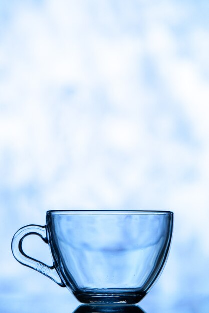 Bicchiere di acqua blu di vista frontale sullo spazio della copia del fondo confuso blu