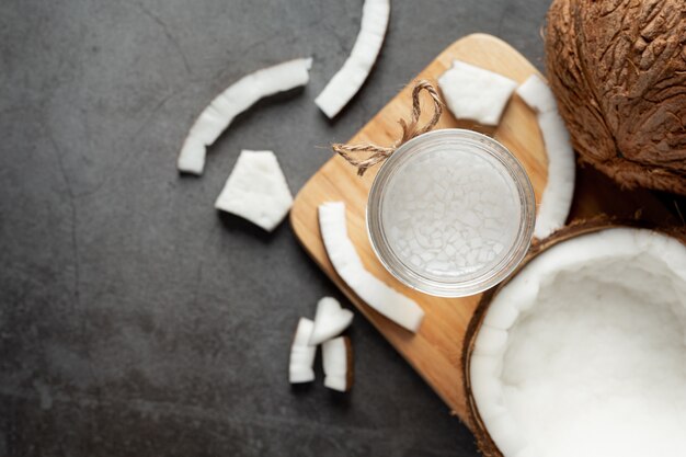 bicchiere di acqua di cocco messo su fondo in legno scuro