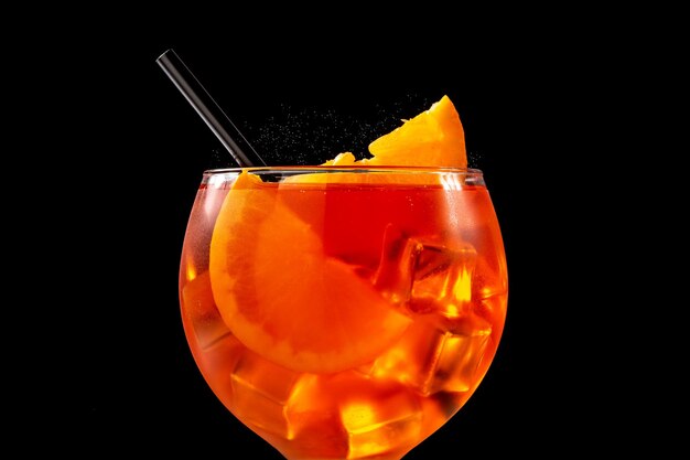 Bicchiere di aperol spritz cocktail su sfondo nero