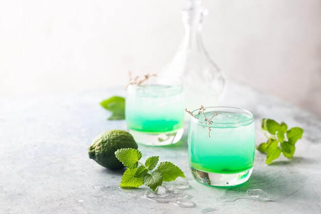 Bicchiere di bevanda fredda alla menta