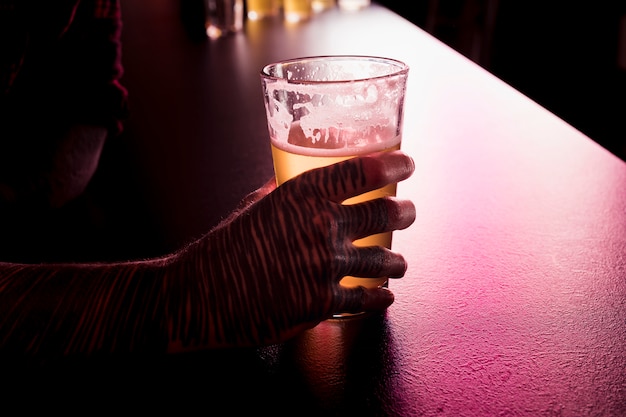 Bicchiere di birra al bar