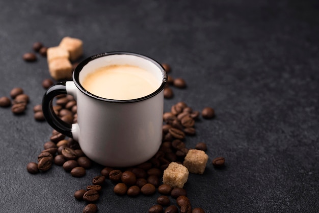 Bicchiere di caffè ad alto angolo