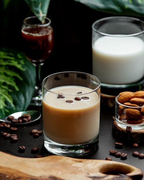 bicchiere di caffè cocktail guarnito con chicchi di caffè