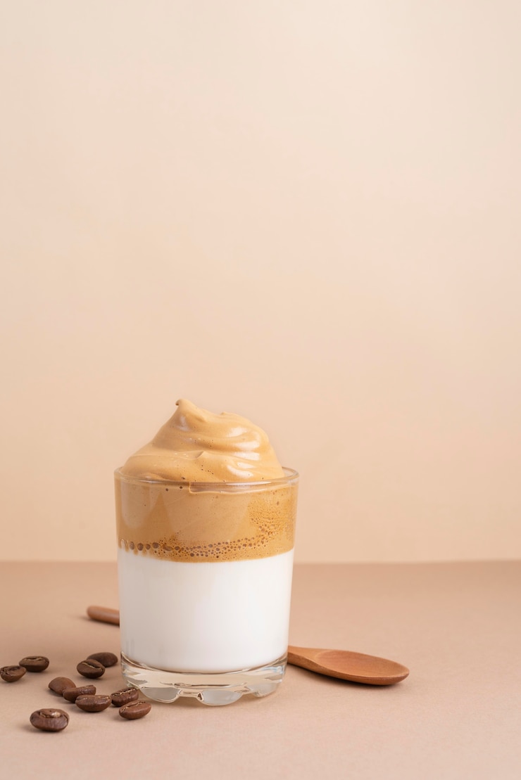 Foto gratuito bicchiere di caffè dalgona sul tavolo