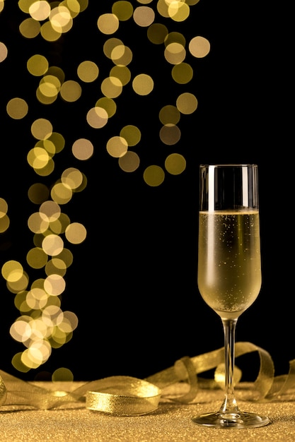 Bicchiere di champagne con luci bokeh