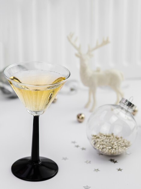 Bicchiere di champagne con statuetta di renna